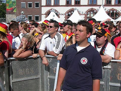 Einsatz des DRK bei der WM in Deutschland. Sanitäter beim Public Viewing auf dem Friedensplatz in Dortmund 