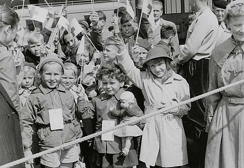 Kinder und eine Betreuerin vom DRK auf dem Flughafen Berlin-Tempelhof vor dem Abflug