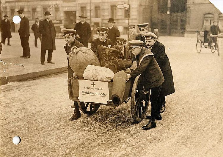 "Reichswollwoche" des Roten Kreuzes von Berlin: Schuljungen schieben einen Handkarren, der mit für Frontsoldaten gespendeten Wollsachen beladen ist (DRK)